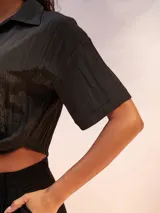 Camisa color verde lima con textura arrugada, corte holgado, mangas cortas y lazo para atar en la parte delantera.