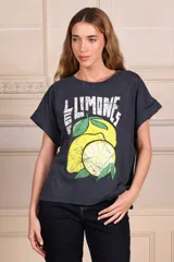 Remera negra con estampado de limones y texto en blanco.