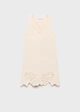 Vestido corto color crema, sin mangas, con cuello redondo y detalles calados en el cuello y ruedo.