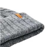 Gorro de lana gris con diseño de trenzas, ideal para el invierno.