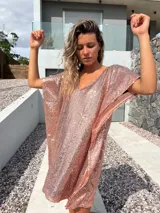 Túnica poncho corta de lentejuelas doradas con escote en V y mangas cortas amplias.