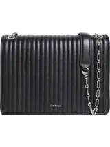 Cartera Calvin Klein negra con diseño acolchado, correa de cadena plateada y logo de la marca en el frente.