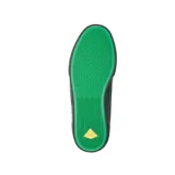 Zapatillas de skate color negro con detalles en verde y suela de goma.