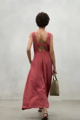 Vestido midi negro sin mangas, con cuello redondo, cintura elastizada y bolsillos laterales. Confeccionado en tejido Tencel Lyocell.