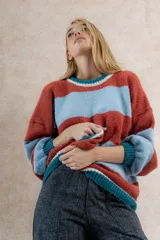 Sweater de mohair a rayas horizontales color ladrillo y celeste, con cuello redondo y mangas largas abullonadas con puño.