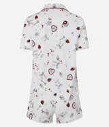Conjunto de pijama americano corto confeccionado en algodón, compuesto por una camisa de manga corta con cuello solapa y abotonado delantero, y un short con cintura elástica y lazo. Estampado de íconos girlies como lacitos y frutillas.