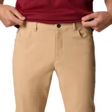 Pantalón chino color beige, de corte recto, con cinco bolsillos y tecnología Omni-Shield™ que repele la humedad y resiste las manchas.