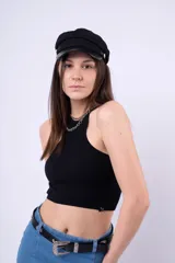 Top corto blanco de tejido acanalado, con cuello halter y corte ajustado al cuerpo.