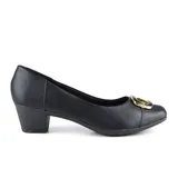 Zapato de cuero negro con taco bajo y hebilla dorada.