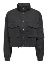 Chaqueta negra de cuello alto y manga larga, con cierre de botones y bolsillos en el pecho con solapa y botón.