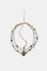 Casquete dorado con eslabones metálicos y abalorios de colores.