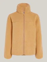 Campera color beige de tejido polar de peluche, con cuello alto, cierre de cremallera, bolsillos laterales y puños elásticos.
