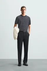 Camiseta de hombre de punto con mezcla de viscosa, a rayas horizontales blancas y azul marino. Tiene cuello redondo, manga corta y terminaciones en rib.