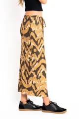 Falda midi de viscosa con estampado abstracto en tonos marrón, beige y negro. Tiene cintura elastizada con cordón ajustable y abertura lateral.