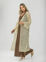 Kimono largo color beige con diseño calado de flores y lazo de satén.
