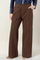 Pantalón marrón de gabardina de algodón, corte recto, con bolsillos laterales y traseros. Elástico en la pretina trasera para mayor comodidad.