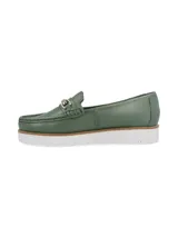Mocasín verde esmeralda de cuero, con detalle de hebilla metálica dorada y suela blanca de plataforma.