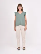 Pantalón jean color crema, de corte recto y tiro alto.