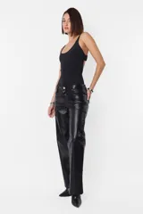 Pantalón recto de cuerina color negro, de tiro medio-bajo, con bolsillos delanteros y traseros, presillas en la cintura y cierre metálico.