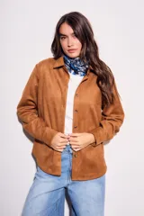 Camisa color marrón de gamuza sintética, de corte recto, con cuello clásico, cierre frontal con botones y mangas largas.