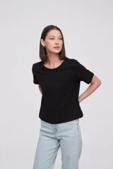 Remera holgada de algodón gris con bolsillo en el pecho y mangas cortas.