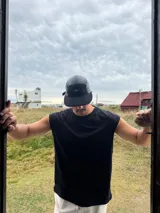 Musculosa negra de corte cuadrado y holgado, sin mangas.