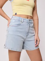 Short de jean celeste, corte regular, con bolsillos delanteros y traseros. Confeccionado en 98% algodón y 2% elastano.