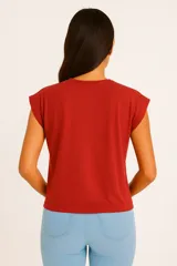 Remera blanca de algodón, de manga corta, corte holgado y cuello redondo.