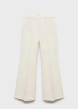 Pantalón de vestir color crema, de corte acampanado y tiro alto.