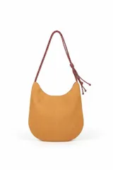 Cartera tipo hobo color marrón claro, con correa trenzada en tonos rojizos y detalles de nudos y borlas.