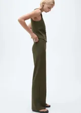 Pantalón de punto color verde militar, de tiro medio y corte recto. Presenta cintura elástica, costuras decorativas frontales y diseño largo.