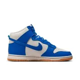 Zapatillas Nike Dunk Hi Retro SE de caña alta, color blanco y azul, con suela de goma color caramelo.