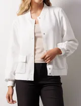 Campera bomber blanca con cuello a la base, abertura central con botones, bolsillos delanteros, ruedo y puños elastizados.