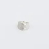 Anillo abierto de plata 925 con acabado satinado y dos apliques en forma de lágrima en los extremos.