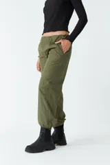 Pantalón negro de tiro medio, corte recto cropped y bolsillos laterales.