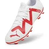 Championes de fútbol Puma Fut.Play FG/AG, color blanco con detalles en rojo.