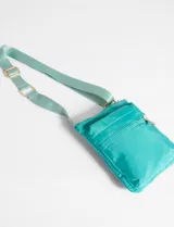 Bandolera negra básica con cierres, diseño compacto ideal para uso diario.