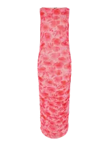 Vestido sin mangas, largo hasta el tobillo, con cuello bote y frunces laterales. El tejido es una malla estampada con flores en tonos rosados y rojos sobre fondo rosa claro.