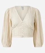 Blusa corta de encaje guipir de algodón con escote en V, botones frontales y manga larga abullonada con puño elástico.