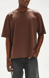 Remerón marrón chocolate de corte extra oversize con hombros caídos, cuello redondo de rib y doble costura.