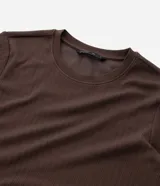 Remera de manga corta, cuello redondo y calce ajustado (slim fit), color gris claro, con textura acanalada vertical.