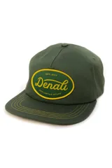 Gorra de seis paneles en color verde militar, confeccionada en gabardina con broche plástico ajustable.