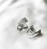 Aros tipo argollas plateadas con múltiples vueltas de zirconia.