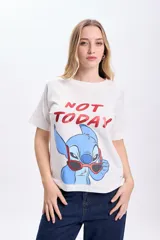 Remera de manga corta color crudo con estampado de Stitch con gafas de sol y la frase "Not Today" en rojo.