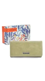Billetera larga color gris con broche a presión. Interior tipo abanico con tres reparticiones, visor, tarjeteros, bolsillos internos y dos bolsillos con cierre. Monedero con cierre y visor atrás.