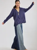 Buzo color crema de tejido de punto, con escote en V y mangas 3/4.