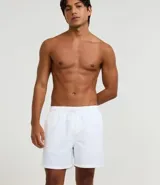 Bermuda masculina de microfibra color blanco, con cintura elástica ajustable mediante cordón y bolsillo lateral.