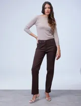 Pantalón de gabardina elastizada color marrón claro, marca Zac & Rachel, corte slim, con pretina con pasadores, botón y cierre. Delantera con tres bolsillos y trasera con bolsillos ojal.