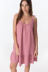 Vestido corto celeste con breteles finos y volados en el ruedo.