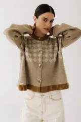 Cardigan de lana 100% lambswool, con diseño de rombos y botones en carey, largo a la cintura.